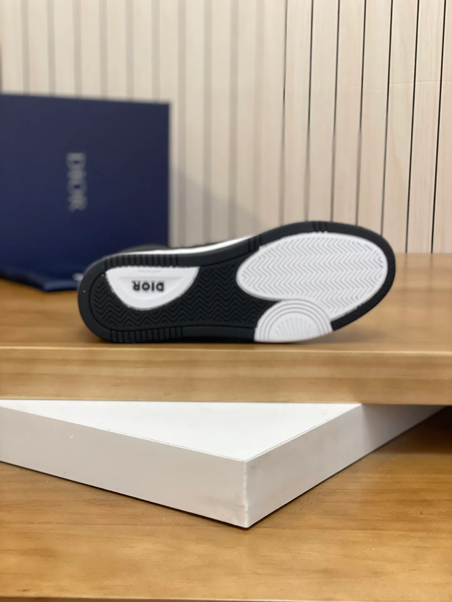 Men's shoes: 💰P460¥ Product trademark: Dior* "Dior*" high-top casual shoes Regular size: 38-44 (can be customized to 45.46) Product materials: Upper imported cowhide stitched with original fabric, breathable lining, original outsole. Number: 1006
